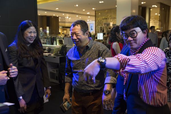 Kong Piya, TV Star, and Jaew Waew, Movie Director, are Bubble